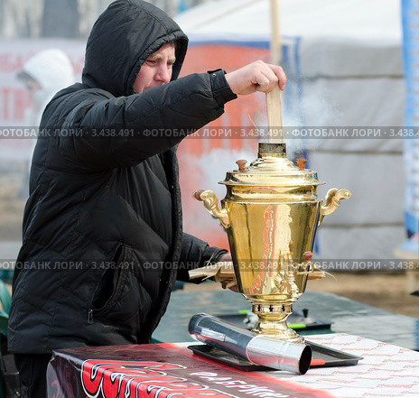 Мужчина разжигает самовар (2012 год). Редакционное фото, фотограф Александр Подшивалов / Фотобанк Лори