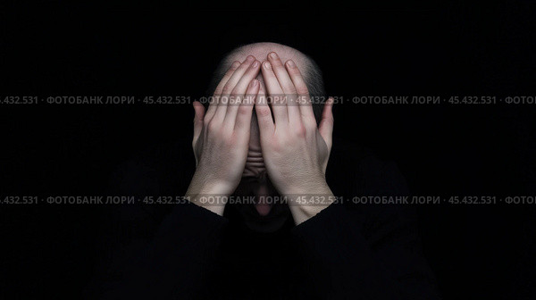 Мужчина сидит в темноте, положив руки на голову. Стоковое AI-изображение, AI-художник ФотоИнтеллект / Фотобанк Лори