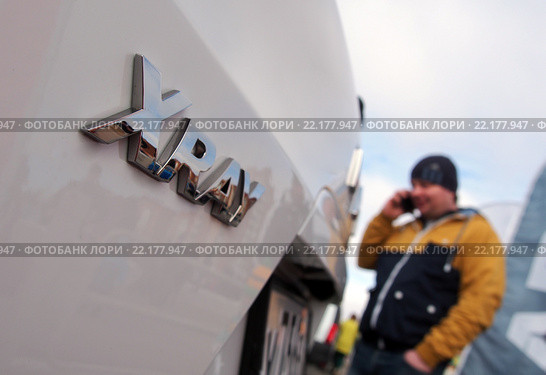 Мужчина сообщает о покупке автомобиля Lada Xray по телефону (2016 год). Редакционное фото, фотограф Вячеслав Палес / Фотобанк Лори