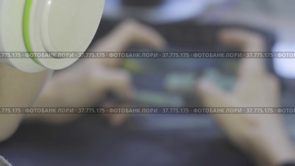 Мужчина в наушниках управляет мобильным устройством. Стоковое видео, видеограф Valeryi Vysotkov / Фотобанк Лори