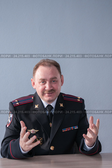 Мужчина в полицейской форме показывает пальцы. Стоковое фото, фотограф Катерина Белякина / Фотобанк Лори