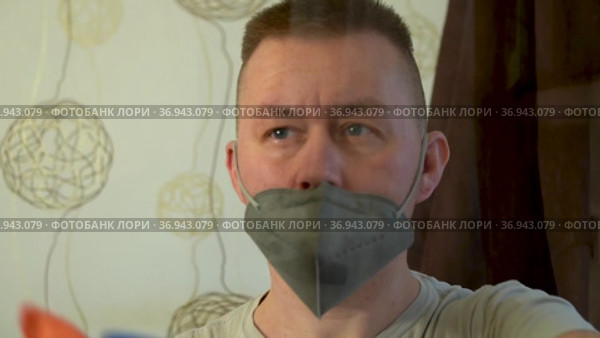Мужчина в полуодетой маске и перчатках дезинфицирует поверхность окна спреем. Стоковое видео, видеограф Sergei Gorin / Фотобанк Лори