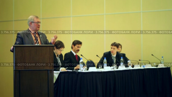 Мужчина выступает на Международном налоговом конгрессе TaxExpo-2010 (2011 год). Редакционное видео, видеограф Losevsky Pavel / Фотобанк Лори