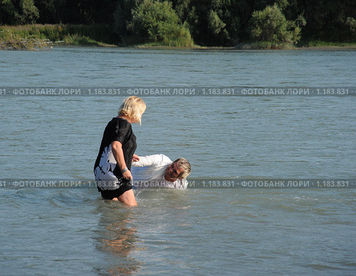 Музыкант Бари Алибасов купается  в реке Катунь (2009 год). Редакционное фото, фотограф Free Wind / Фотобанк Лори