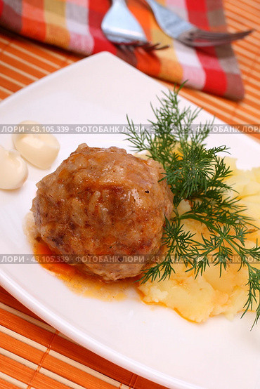 Мясные тефтели с картофельным пюре на тарелке. Стоковое фото, фотограф Дорощенко Элла / Фотобанк Лори