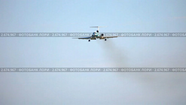 На глиссаде. Самолет Ту-154 заходит на посадку. Стоковое видео, видеограф Игорь Жоров / Фотобанк Лори