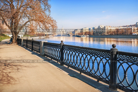 На Шлюзовой набережной View of the skyscraper from the Shlyuzovaya Embankment (2019 год). Стоковое фото, фотограф Baturina Yuliya / Фотобанк Лори