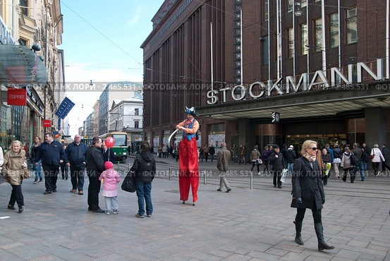 На улице в центре Хельсинки. Финляндия (2011 год). Редакционное фото, фотограф Румянцева Наталия / Фотобанк Лори