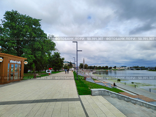 Набережная с кафе у реки в городе (2024 год). Редакционное фото, фотограф Мария Сергеева / Фотобанк Лори