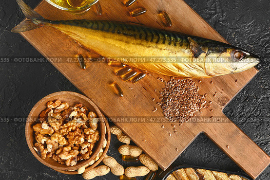 Набор здоровых продуктов с высоким содержанием омега-3 и рыбьего жира в таблетках на темном фоне. Стоковое фото, фотограф Pixel_shot / Фотобанк Лори