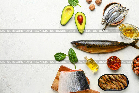 Набор здоровых продуктов с высоким содержанием омега-3 и рыбьего жира в таблетках на белом фоне. Стоковое фото, фотограф Pixel_shot / Фотобанк Лори