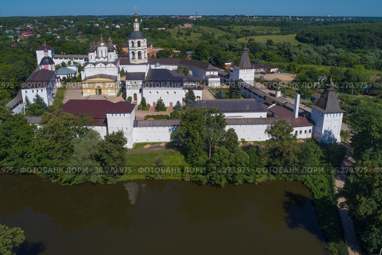 Над старинным  Рождества Богородицы Свято-Пафнутьевым Боровский монастырем солнечным июльским днем. Калужская область, Россия (2021 год). Стоковое фото, фотограф Виктор Карасев / Фотобанк Лори