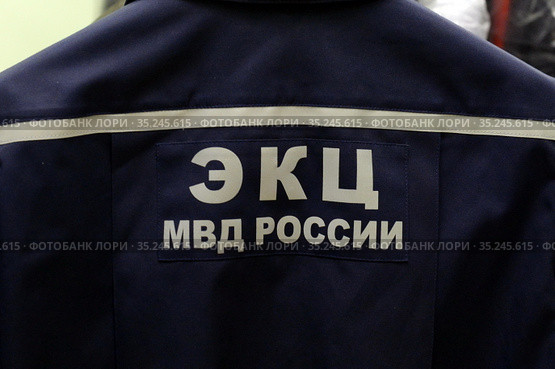 Надпись на спине эксперта-криминалиста (2019 год). Редакционное фото, фотограф Free Wind / Фотобанк Лори