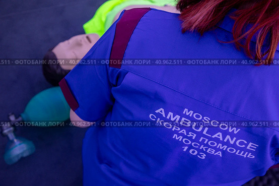 Надпись "Скорая помощь" на спине врача, сотрудника скорой помощи в городе Москве, Россия (2023 год). Редакционное фото, фотограф Николай Винокуров / Фотобанк Лори
