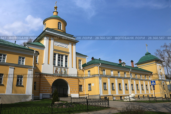 Надвратная церковь Митрофана, епископа Воронежского, и корпуса богадельни весной. Покровский Хотьковский женский монастырь. Московская область, город Хотьково, Сергиево-Посадский район (2018 год). Стоковое фото, фотограф Алексей Гусев / Фотобанк Лори