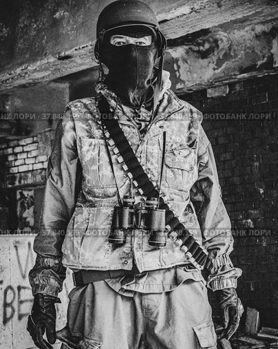 Наёмник в зоне боевых действий. Солдат после боя. Специальное, военное снаряжение. Стоковое фото, фотограф Виталий Михайлюк / Фотобанк Лори