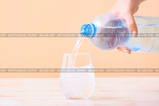 Налив воды в стакан на столе. Стоковое фото, фотограф Pixel_shot / Фотобанк Лори