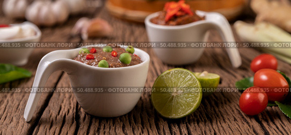 Nam phrik kapi  with Chili and Lemon on wooden floor. Стоковое фото, агентство Ingram Publishing / Фотобанк Лори