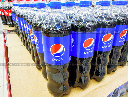 Напитки Pepsi Cola готовы к продаже на полке в супермаркете (2020 год). Редакционное фото, фотограф FotograFF / Фотобанк Лори