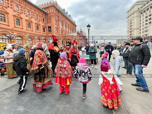 Народные гуляния на праздник Масленицы на площади Революции в Москве. Редакционное фото, фотограф Овчинникова Ирина / Фотобанк Лори