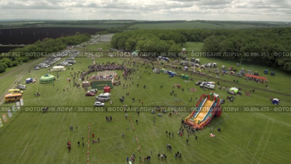 Народные гуляния в Башкирии - сабантуй - праздник плуга. Вид с воздуха. Folk festivals in Bashkiria - Sabantuy - the holiday of the plow. Aerial view. Стоковое видео, видеограф Евгений Романов / Фотобанк Лори