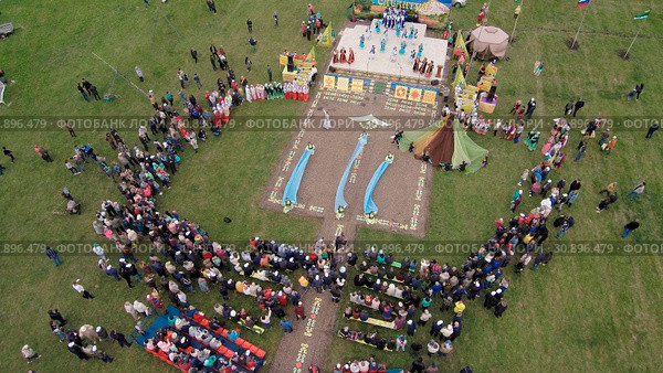 Народные гуляния в Башкирии - сабантуй - праздник плуга. Вид с воздуха. Folk festivals in Bashkiria - Sabantuy - the holiday of the plow. Aerial view. Стоковое фото, фотограф Евгений Романов / Фотобанк Лори
