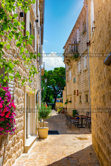 Narrow street in the old town of Perast, Montenegro. Стоковое фото, агентство Ingram Publishing / Фотобанк Лори
