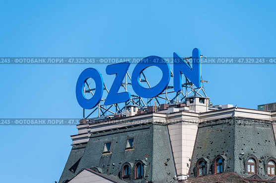 Наружная реклама российского маркетплейса "Ozon" в центре города Москвы. Редакционное фото, фотограф Господин Никто / Фотобанк Лори