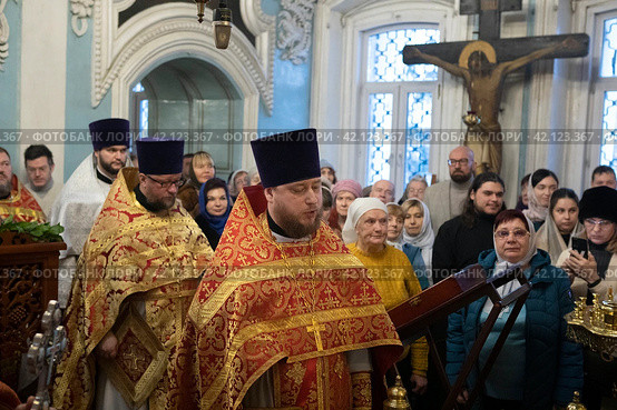 Настоятель иерей Михаил Сергеевич Кузёмка произносит речь в Николо-Архангельском храме Балашихи (2024 год). Редакционное фото, фотограф Дмитрий Неумоин / Фотобанк Лори