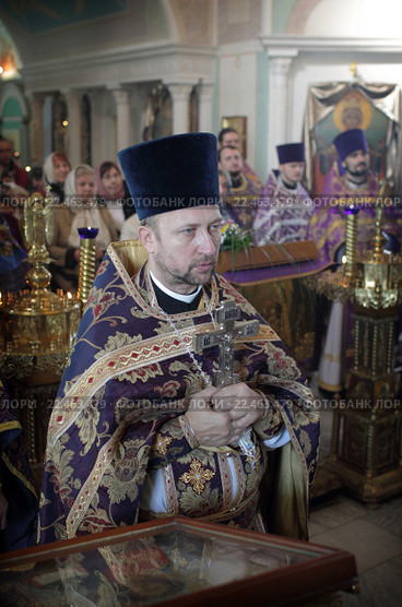Настоятель протоиерей Георгий Кулёмин в храме Покрова Пресвятой Богородицы (2016 год). Редакционное фото, фотограф Дмитрий Неумоин / Фотобанк Лори