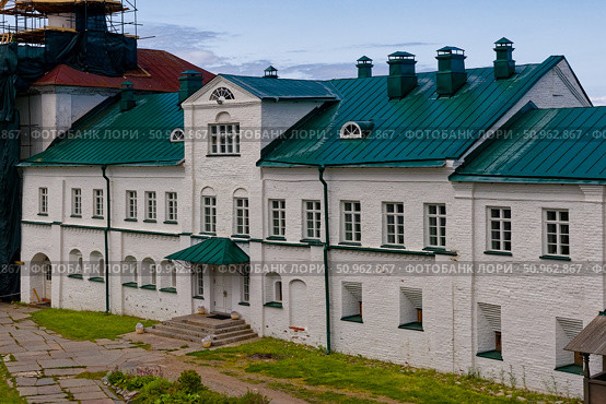 Настоятельский корпус,  конец XVI - XIX век. Памятник архитектуры федерального значения № 321220004550386. Архангельская область, Приморский район, остров Большой Соловецкий, набережная бухты Благополучия, дом 1, корпус 16. Стоковое фото, фотограф Александр Селезнев / Фотобанк Лори