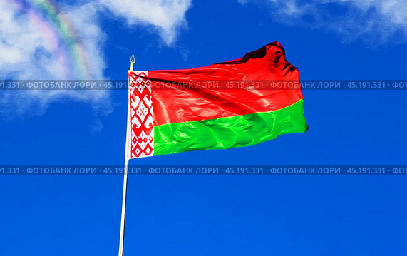 Национальный флаг Республики Беларусь на фоне синего неба (2018) / Belorussian flag waving in the wind. Стоковое фото, фотограф Iva Noel / Фотобанк Лори