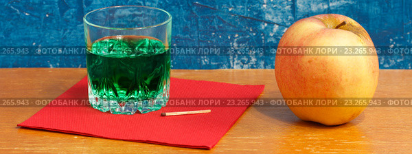 Натюрморт с абсентом, яблоком и спичкой. Стоковое фото, фотограф Олег Безруков / Фотобанк Лори