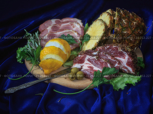 Натюрморт с копченым мясом. Стоковое фото, фотограф Ирина Приходько / Фотобанк Лори