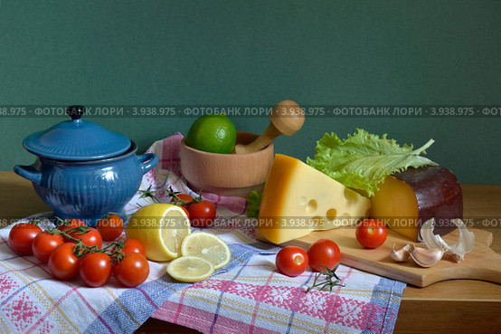 Натюрморт с овощами и сыром. Стоковое фото, фотограф Julia Ovchinnikova / Фотобанк Лори