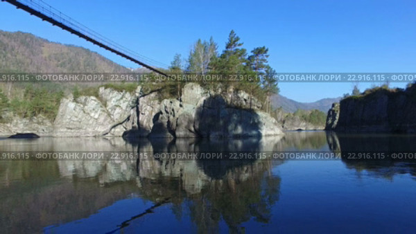 Навесной мост к острову Патмос на реке Катунь в Чемале, Алтай / Hinged bridge to the monastery on Patmos island on river Katun in Chemal, Altai, Russia. Стоковое видео, видеограф Сергей Пристяжнюк (Serg Zastavkin) / Фотобанк Лори