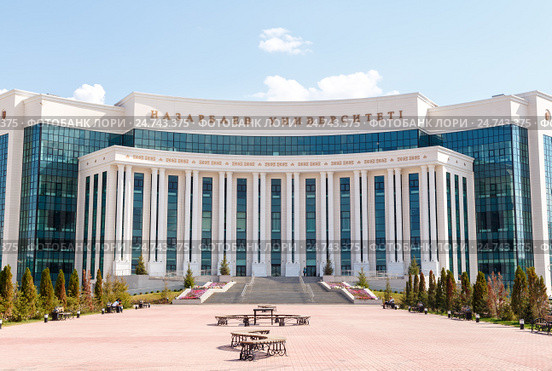 Назарбаев Университет, вид с проспекта Туран (2016 год). Редакционное фото, фотограф Никита Майков / Фотобанк Лори