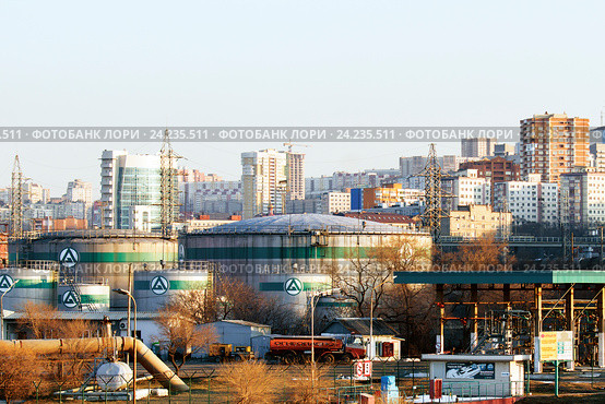 Нефтебаза "Альянс" на фоне города Владивосток (2016 год). Редакционное фото, фотограф Василий Князев / Фотобанк Лори