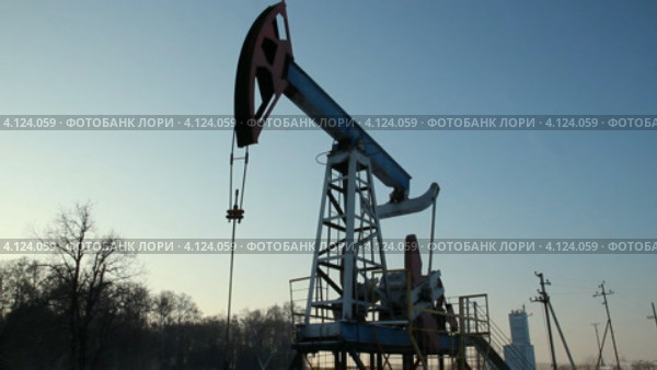 Нефтяная качалка. Стоковое видео, видеограф Mikhail Erguine / Фотобанк Лори