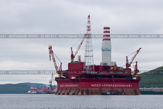 Нефтяная платформа "Приразломная" в Кольском заливе (2011 год). Редакционное фото, фотограф Константин Кандыба / Фотобанк Лори