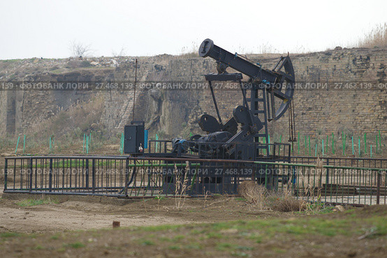Нефтяной насос-качалка пасмурным январским днем. Баку, Азербайджан (2018 год). Стоковое фото, фотограф Виктор Карасев / Фотобанк Лори