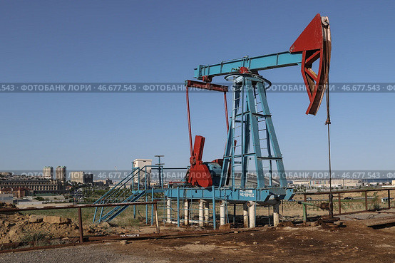Нефтяной станок-качалка на фоне города. Стоковое фото, фотограф Сергей Булкин/NEWS.ru / ТАСС / Фотобанк Лори