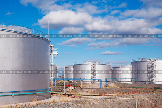Нефтяные цистерны. Стоковое фото, фотограф Павел Просянов / Фотобанк Лори