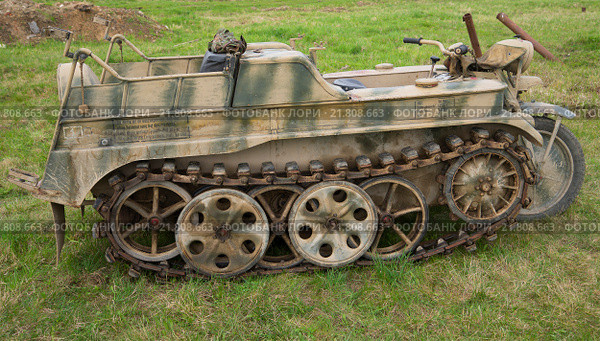 Немецкий полугусеничный мотоцикл-тягач SDKFZ-2 (Kettenkrad HK 101) периода Второй мировой войны крупным планом. Стоковое фото, фотограф Виктор Карасев / Фотобанк Лори