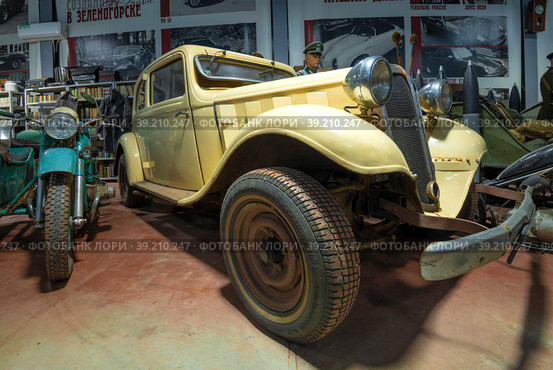 Немецкий ретроавтомобиль Hanomag Rekord Diesel Typ D (1938г.) крупным планом. Экспонат музея ретроавтомобилей "Лошадиная сила". Зеленогорск (2023 год). Редакционное фото, фотограф Виктор Карасев / Фотобанк Лори