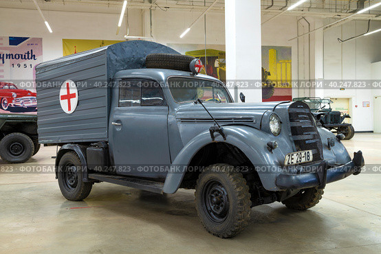 Немецкий санитарный автомобиль на базе "Опель Адмирал" 1939г.в. Музей ретроавтомобилей в ТРК "Лето". Санкт-Петербург (2022 год). Редакционное фото, фотограф Виктор Карасев / Фотобанк Лори