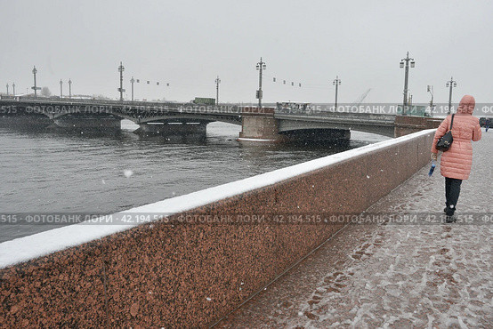 Ненастная весенняя погода в Санкт-Петербурге. На набережных Невы около Благовещенского моста (2017 год). Стоковое фото, фотограф Александр Алексеев / Фотобанк Лори