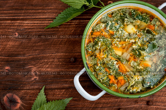 Nettle soup in a saucepan. Stinging nettle soup. Healthy food, copy space.. Vegan fresh nettle soup. Стоковое фото, агентство Ingram Publishing / Фотобанк Лори