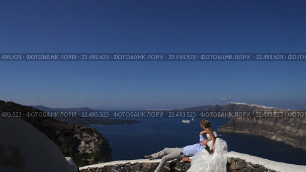 Невеста и жених на острове Санторини. Стоковое видео, видеограф Виктор Аллин / Фотобанк Лори