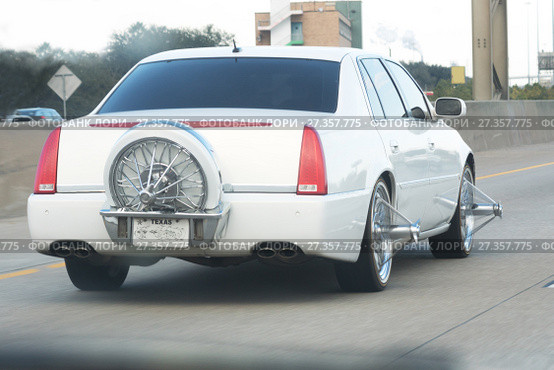 New trend in custom wheels involves spokes, called pokes or “texas wire wheels”, that jut out more than a foot, similar to James Bond’s wheel-mounted cutting saws (2018 год). Стоковое фото, фотограф Ирина Кожемякина / Фотобанк Лори
